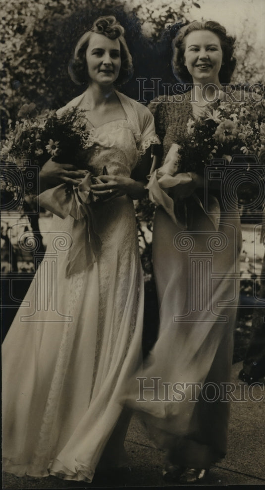 1938 Press Photo P. MacLaren & Helen Moore, Milwaukee Downer seminary students-Historic Images