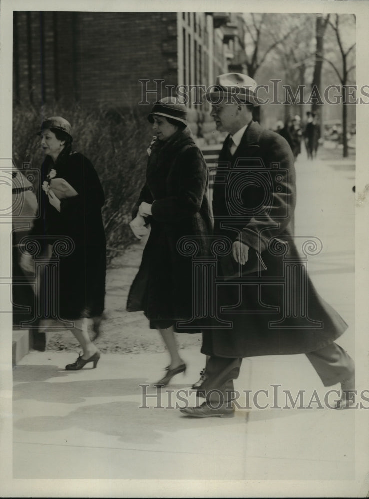 Press Photo Mr. and Mrs. William Merrill with a friend in middle ...