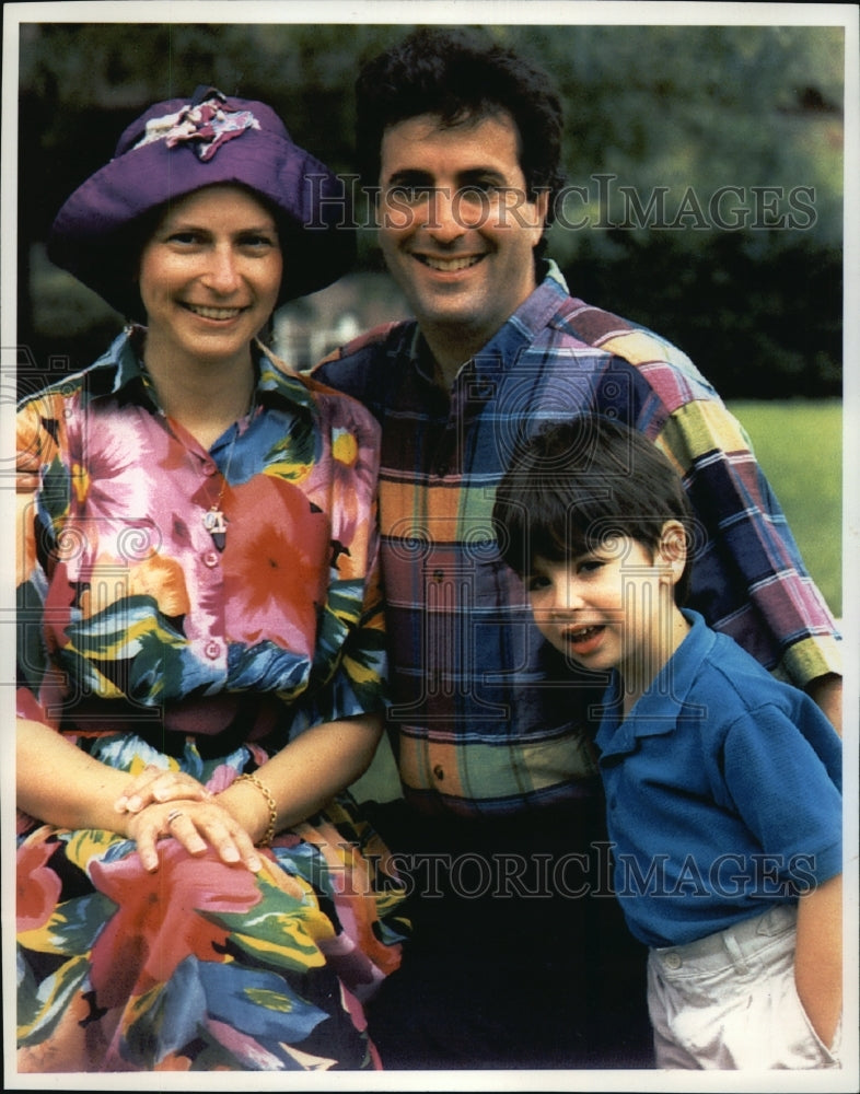 1993 Press Photo Cancer patient Sherry Kohlenberg and husband and son-Historic Images