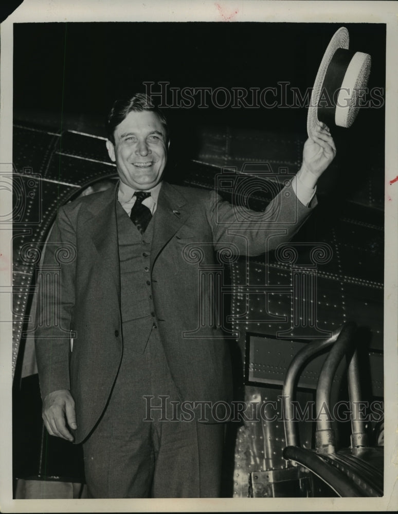 1940 Press Photo Wendell Willkie waves to crowd at LaGuardia Airport - mja34104-Historic Images