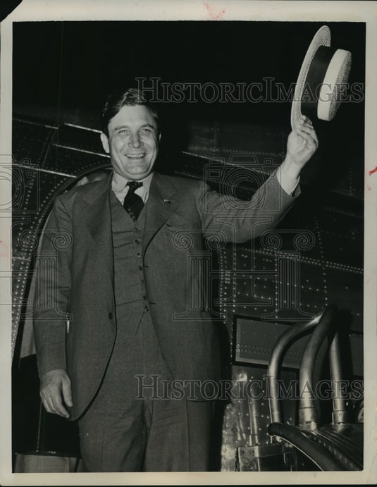 1940 Press Photo Wendell Willkie waves to crowd at LaGuardia Airport - mja34104-Historic Images