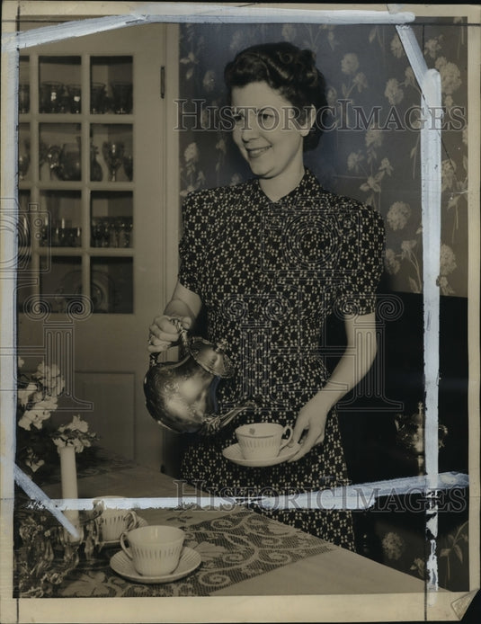 1939 Press Photo Mrs Robert S Moss poured tea at recent home party - mja34205-Historic Images