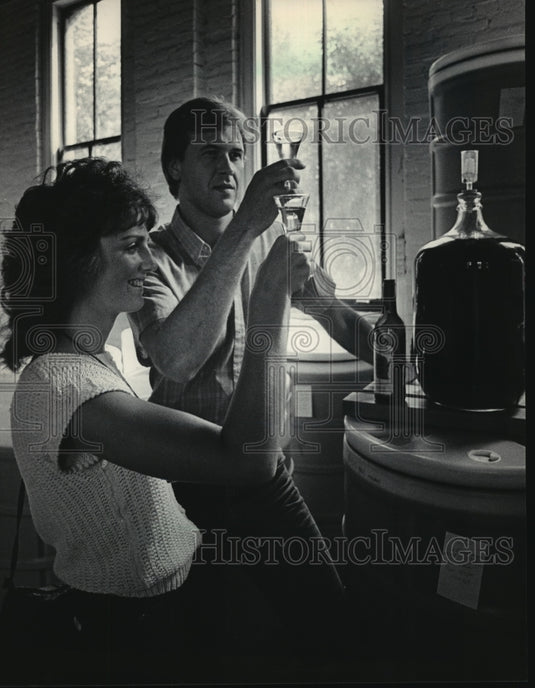 1985 Press Photo Shelly and Brian Back, tasted wine at Wisconsin Winery-Historic Images