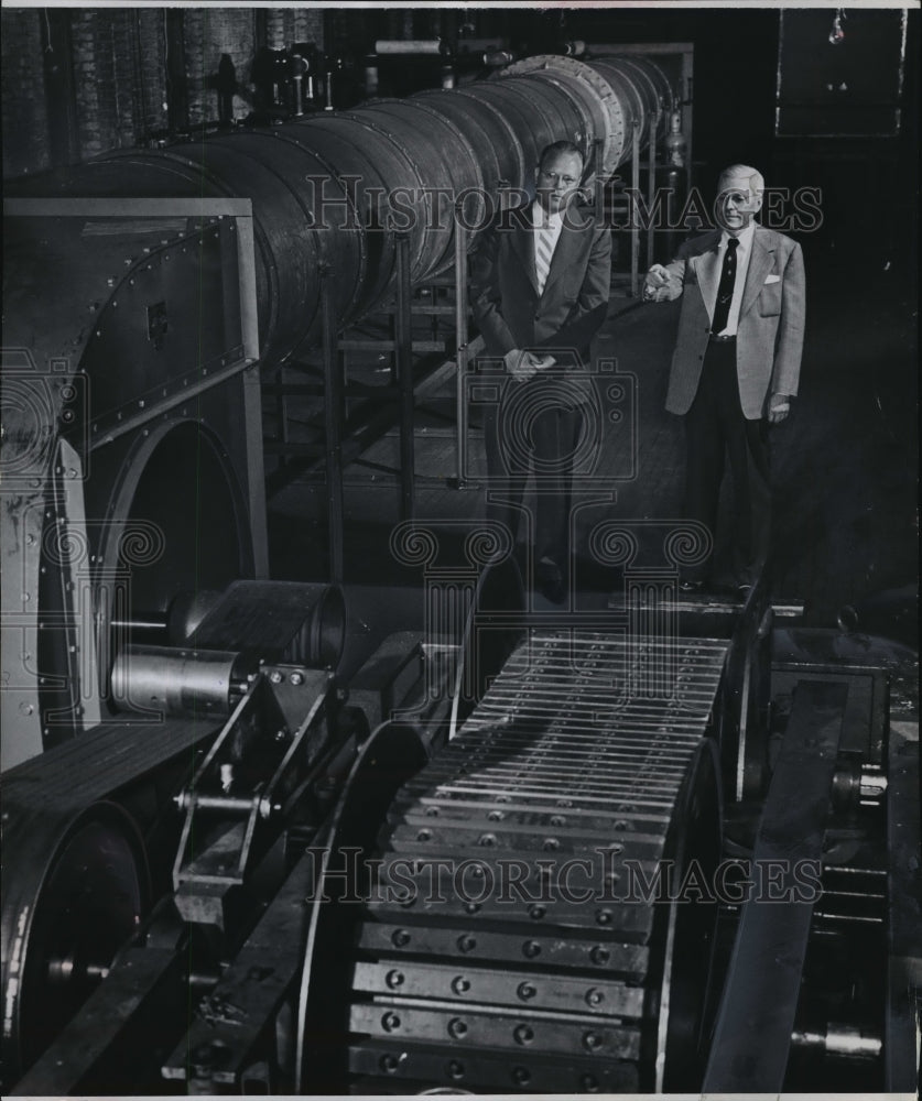 1954 Press Photo The new wind tunnel examined by Arthur Loft and Roger Birdell-Historic Images