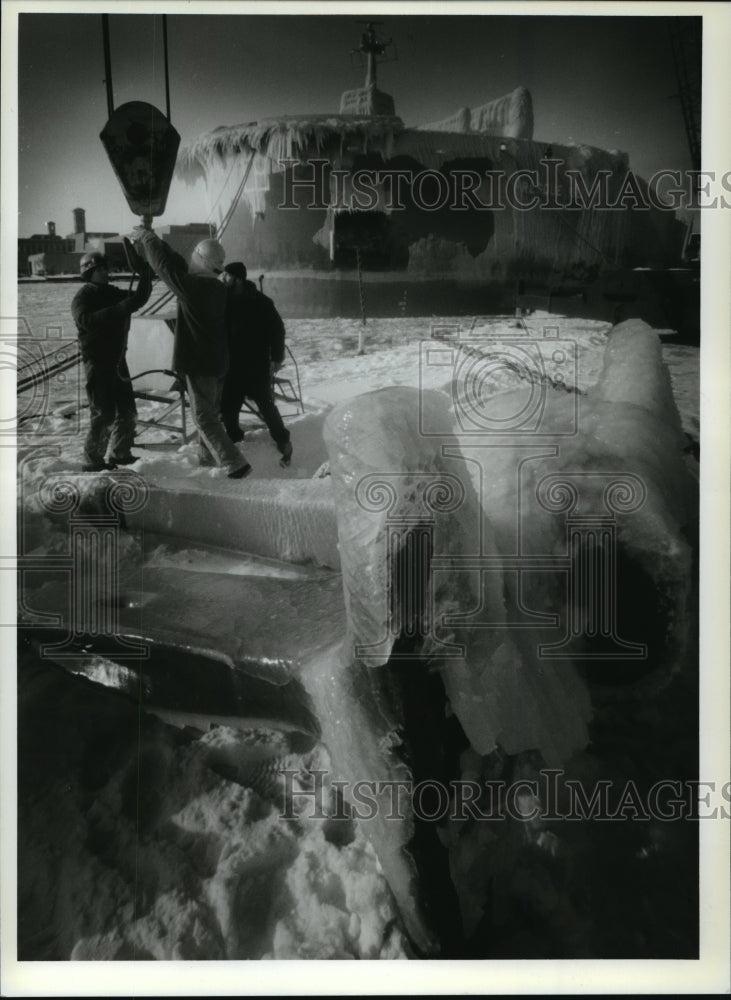 1994 Press Photo Dock workers set the anchor for firefighter at Presque Isle-Historic Images