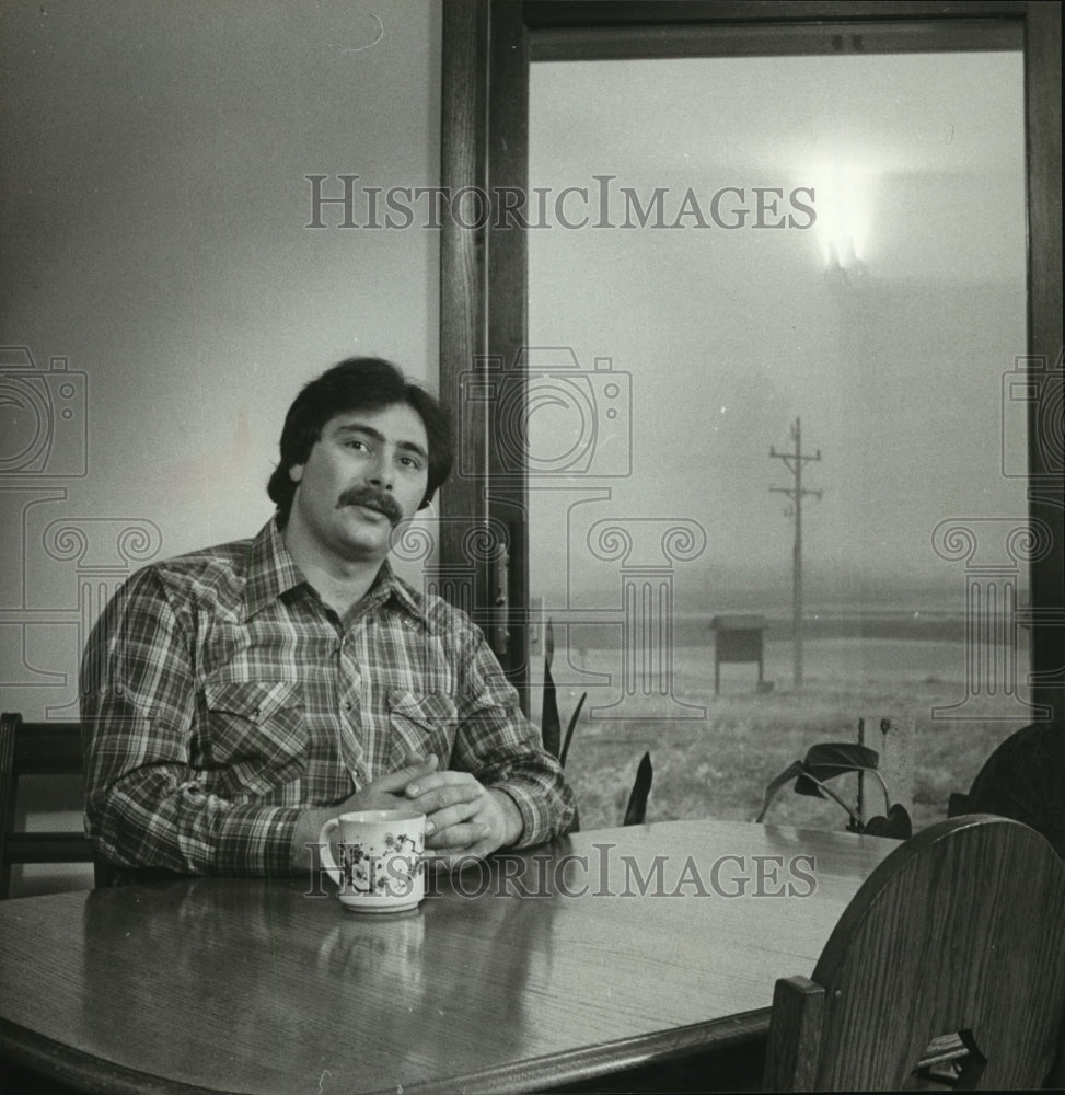 1979 Press Photo Bruce Wirth, suing FBI for reverse discrimination, Wisconsin-Historic Images