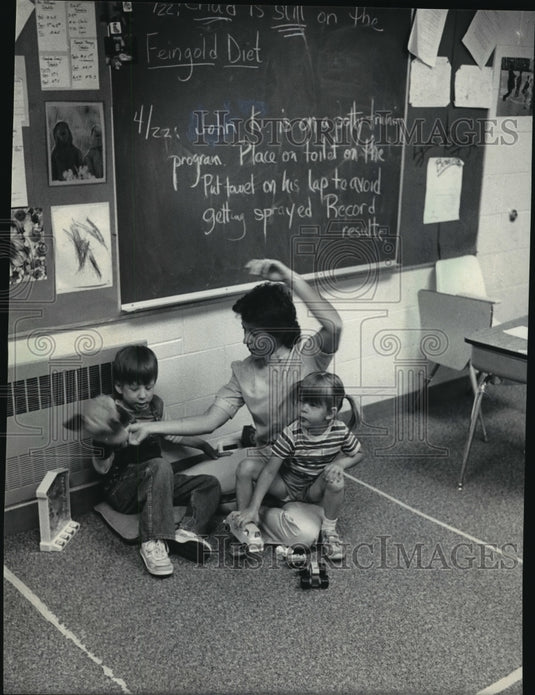 1985 Press Photo Chad Huffman playing with his mother, Jean Huffman, and sister-Historic Images
