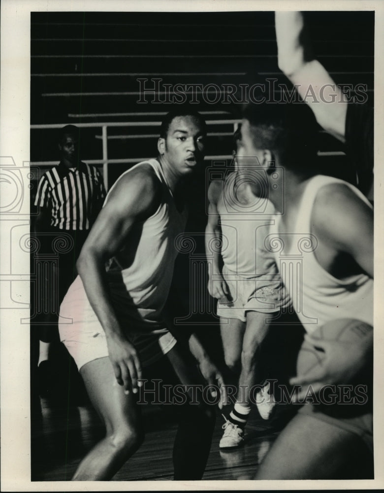 1987 Press Photo Dwayne Wilson playing defense at a basketball game - mja34364-Historic Images