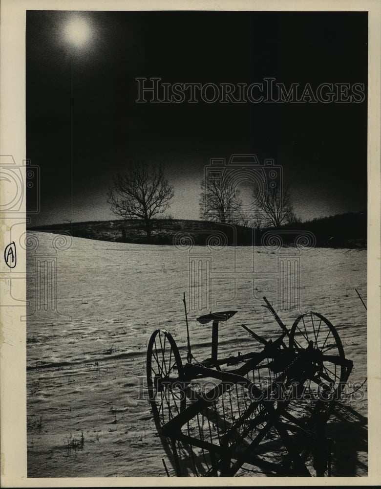 1986 Press Photo A hay rake sat in a snow-covered field along County Highway C-Historic Images