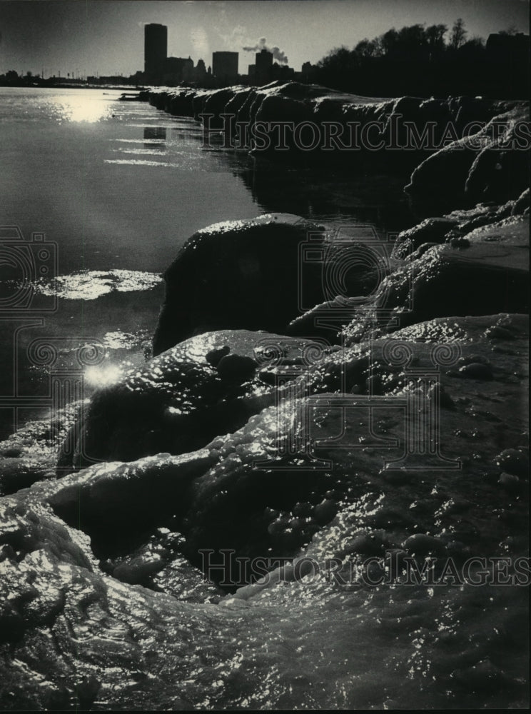 1985 Press Photo Winter had icy grip on Bradford Beach in Milwaukee&#39;s lakefront-Historic Images