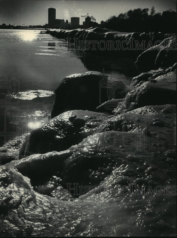 1985 Press Photo Winter had icy grip on Bradford Beach in Milwaukee's lakefront-Historic Images