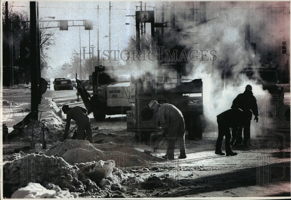 1994 Press Photo Fond Du Lac Public Works Dept. employees in a cold weather work-Historic Images