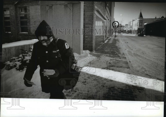 1994 Press Photo Bob Olson, a mail carrier, walks along Grand Ave. - mja34448-Historic Images