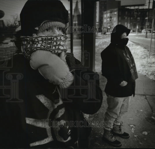 1994 Press Photo Michael Goldstein waiting at Affiliated Medical Services-Historic Images