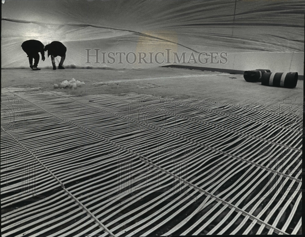 1993 Press Photo Chris Zito and Gerald Tucker dismantle the cooling coils-Historic Images