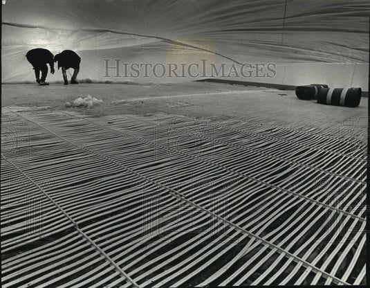 1993 Press Photo Chris Zito and Gerald Tucker dismantle the cooling coils-Historic Images