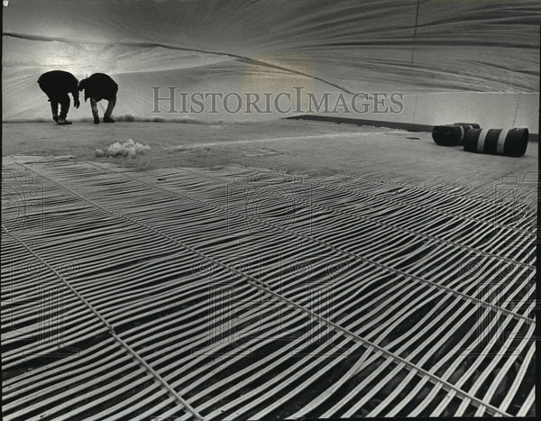 1993 Press Photo Chris Zito and Gerald Tucker dismantle the cooling co ...