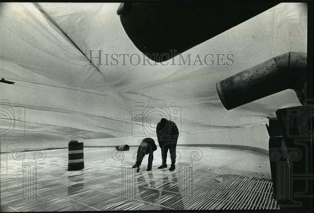 1993 Press Photo Bill Zoulek &amp; Troy Mack check the progress of melting ice rink-Historic Images