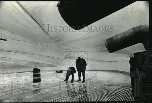 1993 Press Photo Bill Zoulek & Troy Mack check the progress of melting ice rink-Historic Images
