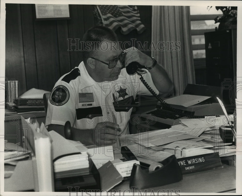 1988 Press Photo Sheriff Wayne Wirsing checked lost child network for Carla Lenz-Historic Images