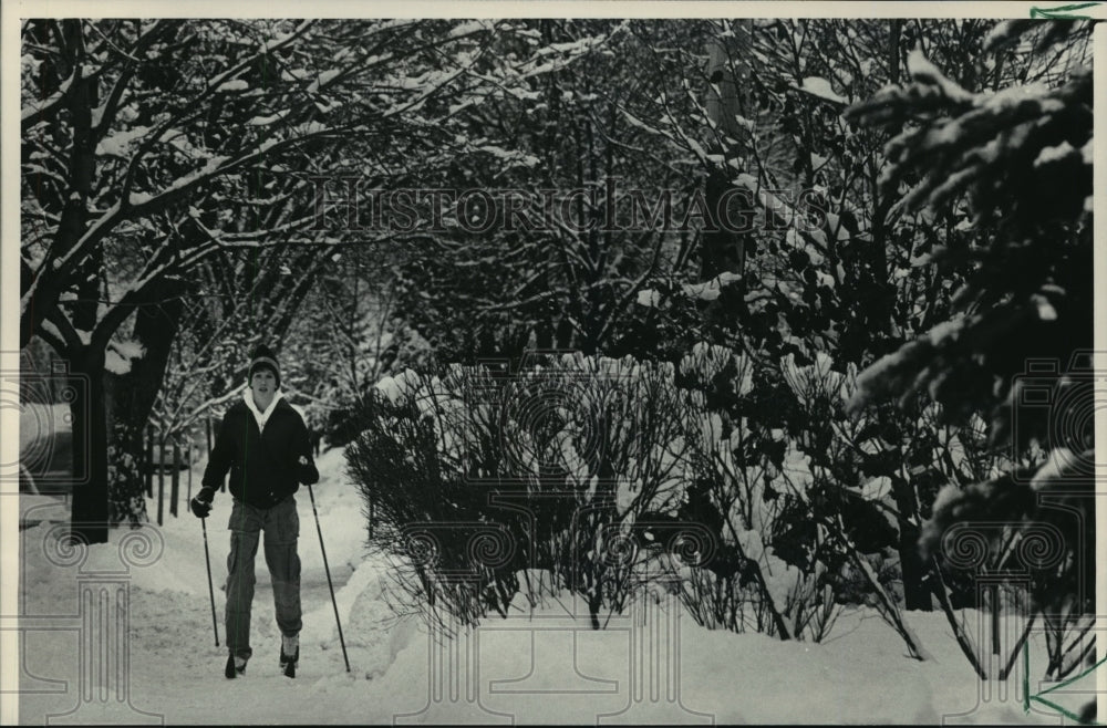 1986 Press Photo Marc Baures went skiing along Windsor Dr in Waukesha-Historic Images