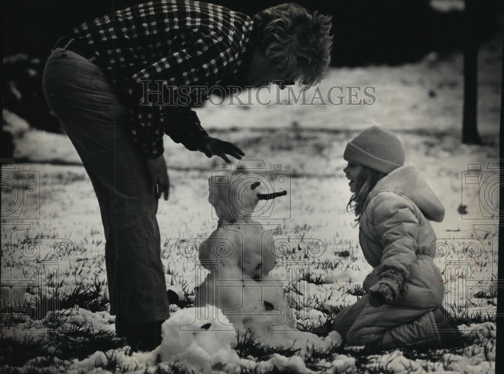 1988 Press Photo Tom Bowers &amp; daughter Samantha playing snowman in Lake Bluff Rd-Historic Images