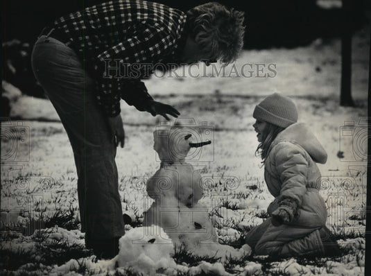 1988 Press Photo Tom Bowers & daughter Samantha playing snowman in Lake Bluff Rd-Historic Images