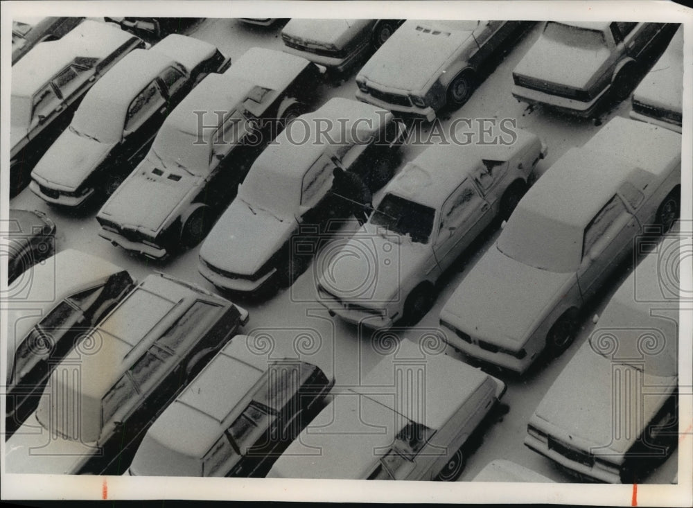 1989 Press Photo Vincent D&#39;Amato Clears Snow at Patsy &amp; Paul Parking, Milwaukee - Historic Images