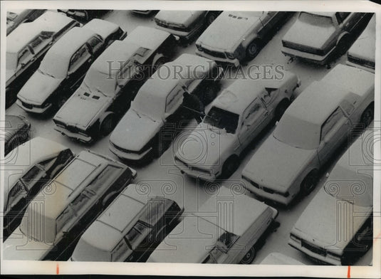 1989 Press Photo Vincent D'Amato Clears Snow at Patsy & Paul Parking, Milwaukee - Historic Images