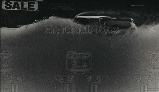 1989 Press Photo Plow works at Richfield Shopping Mall, clearing snow, Milwaukee - Historic Images