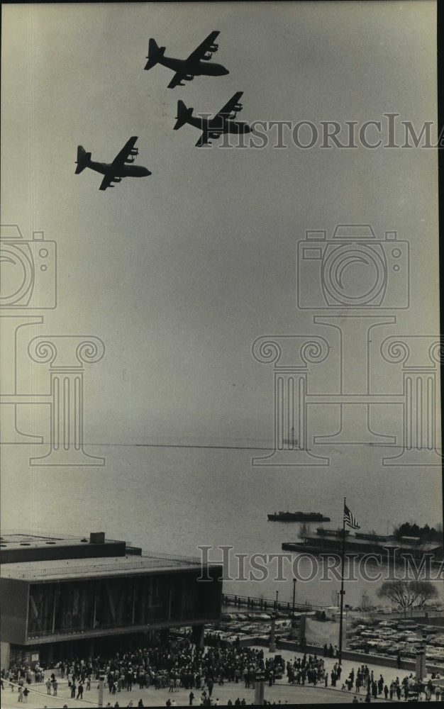 1983 Press Photo Dedication of Lincoln Memorial Bridge sees C-130 flyover-Historic Images