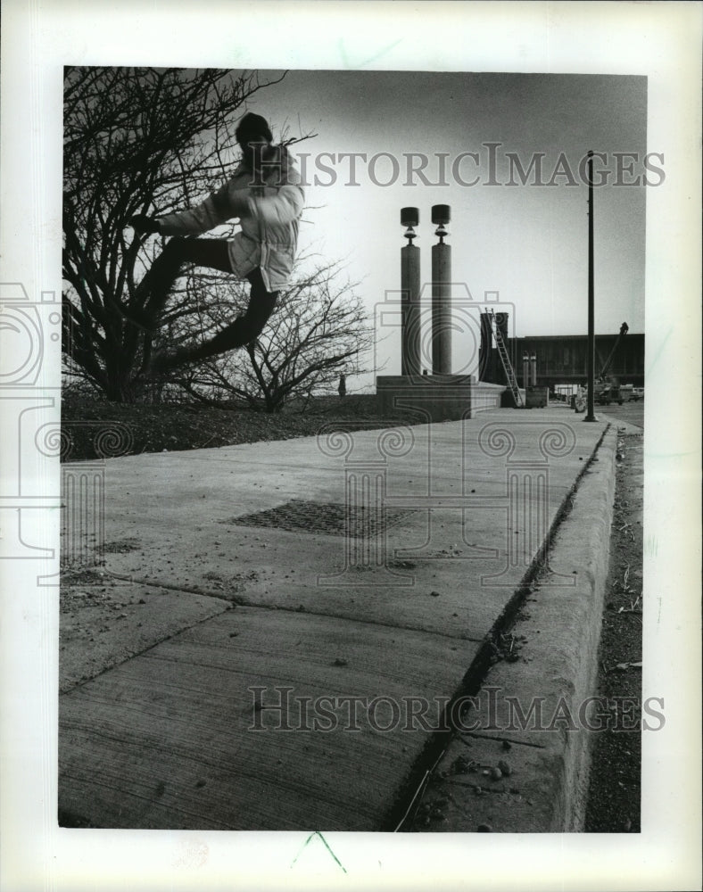 1982 Press Photo Lincoln Memorial Bridge pedestrian clicks heels - mja34663-Historic Images