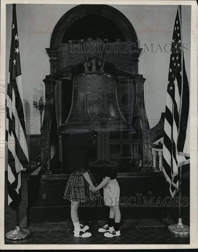 1972 Pamela and Tommy LeVeille stand by the Liberty Bell-Historic Images