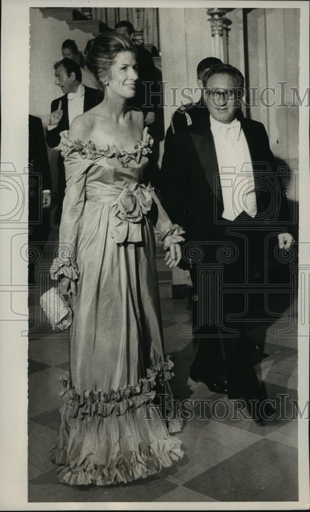 1975 Press Photo Henry Kissinger and his wife at a White House state dinner-Historic Images