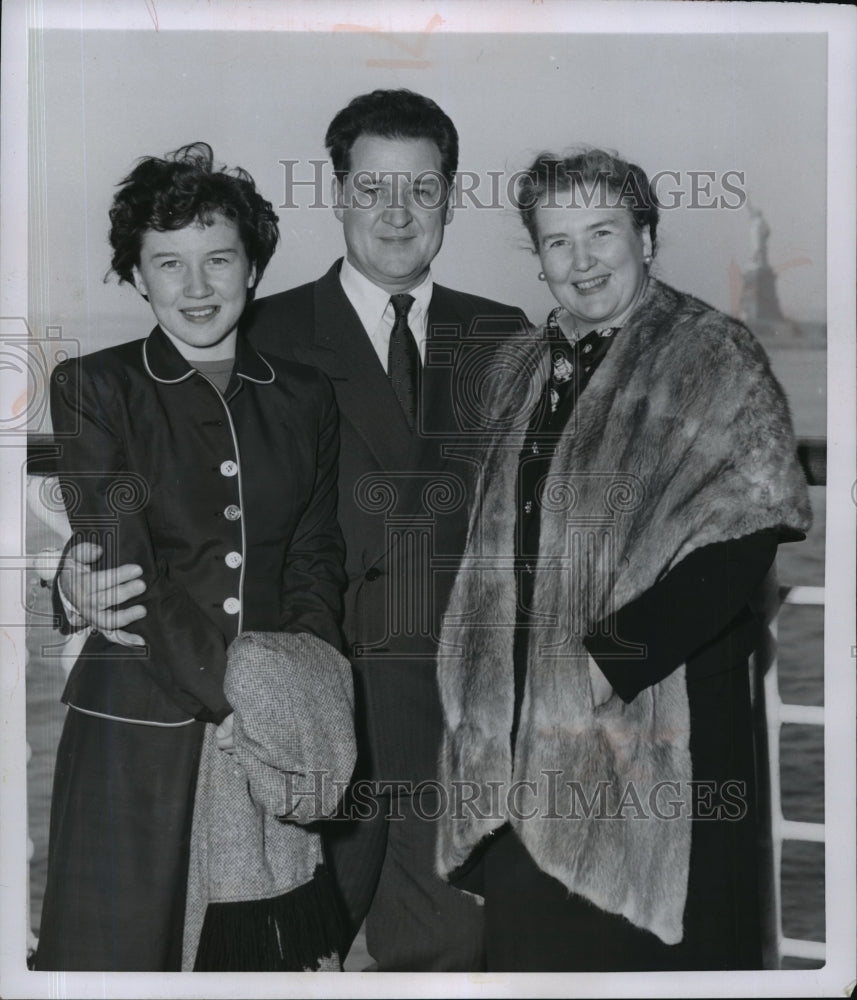 1953 Press Photo Charles Kersten with his wife and daughter arrive in New York-Historic Images