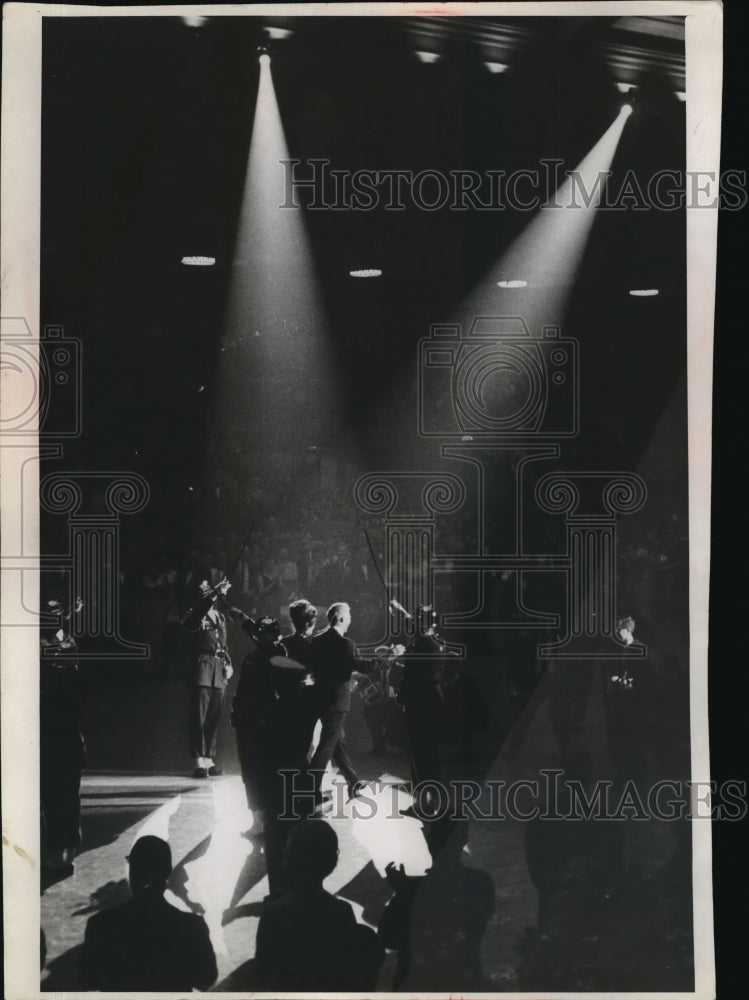 1965 Press Photo Governor and Mrs. Warren Knowles marching at the inaugural ball-Historic Images