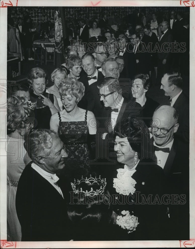1969 Press Photo Wisconsin Governor Knowles receives the crowd at inauguration-Historic Images