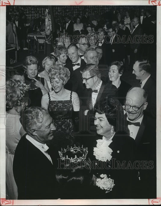 1969 Press Photo Wisconsin Governor Knowles receives the crowd at inauguration-Historic Images