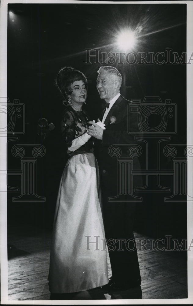 1965 Press Photo Governor and Mrs. Knowles dance at the Wisconsin inaugural ball-Historic Images