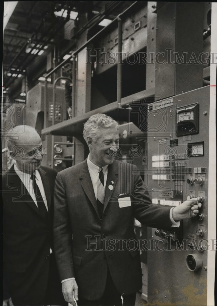 1966 Press Photo Governor Knowles of Wisconsin at opening of W. A. Krueger-Historic Images