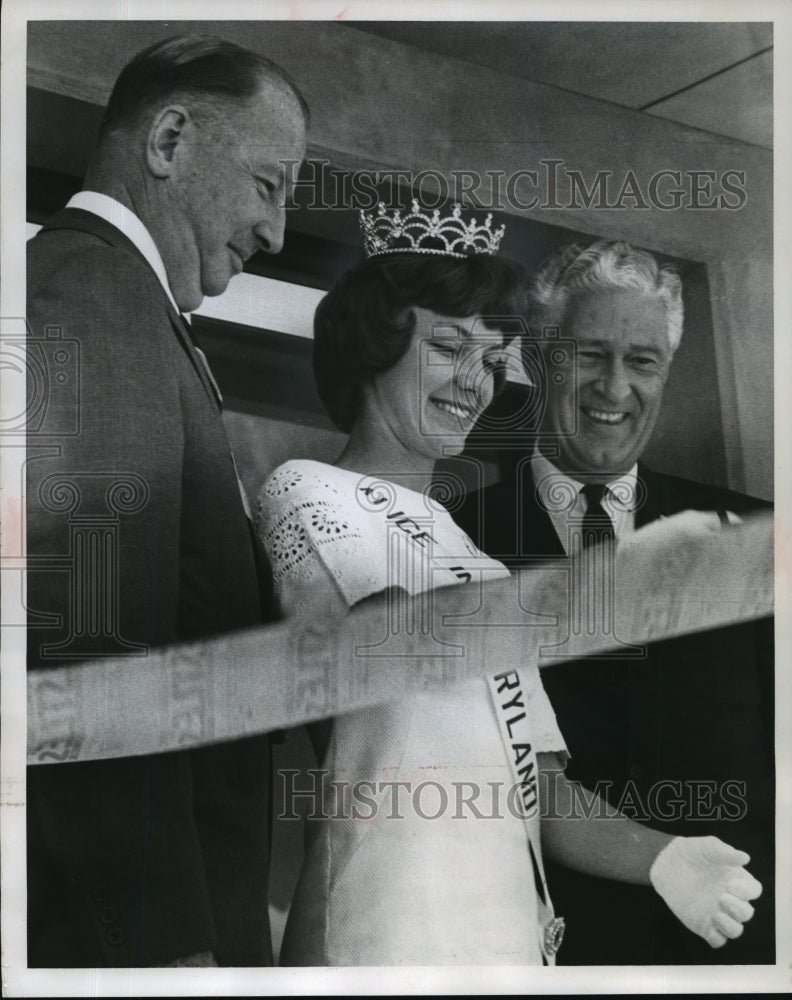 1966 Press Photo Governor Knowles and others at ribbon cutting for Nestle in WI-Historic Images