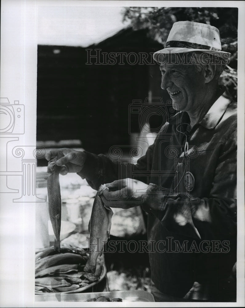 1966 Press Photo Governor Knowles of Wisconsin displays trout for a cookout-Historic Images