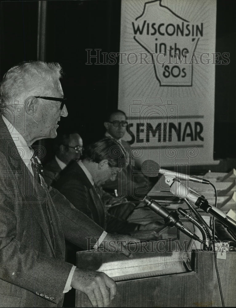 1979 Press Photo Warren Knowles addresses Mount Mary College in Wisconsin-Historic Images