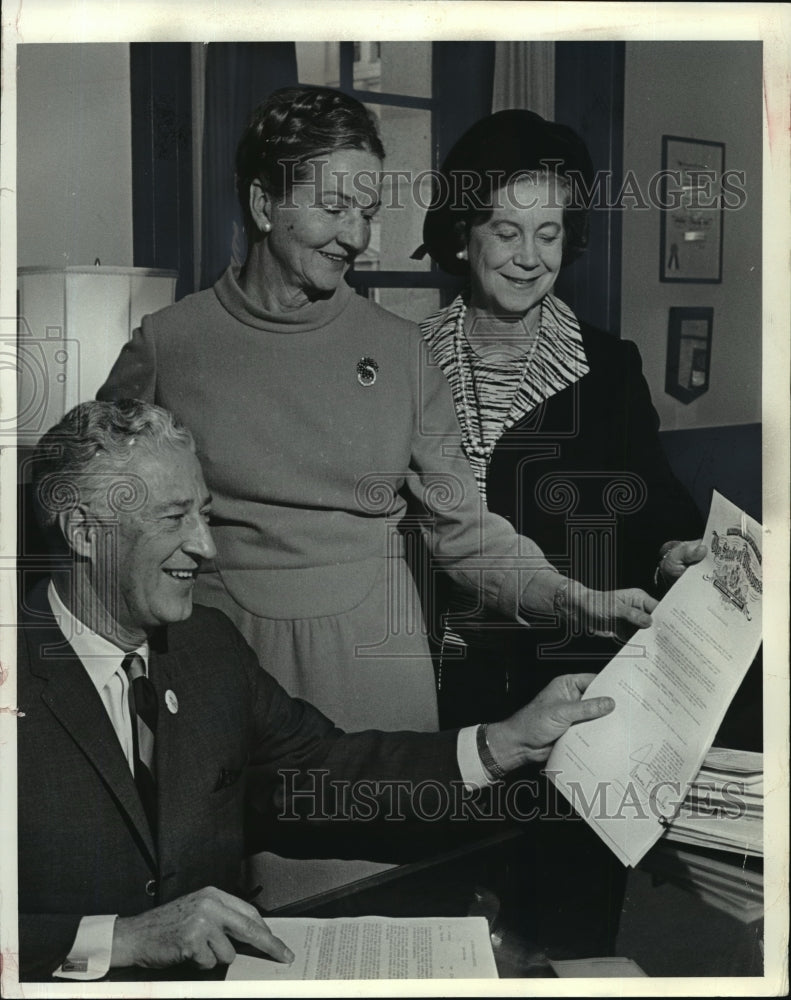 1965 Press Photo Governor Knowles of Wisconsin signs a proclamation - mja34828-Historic Images