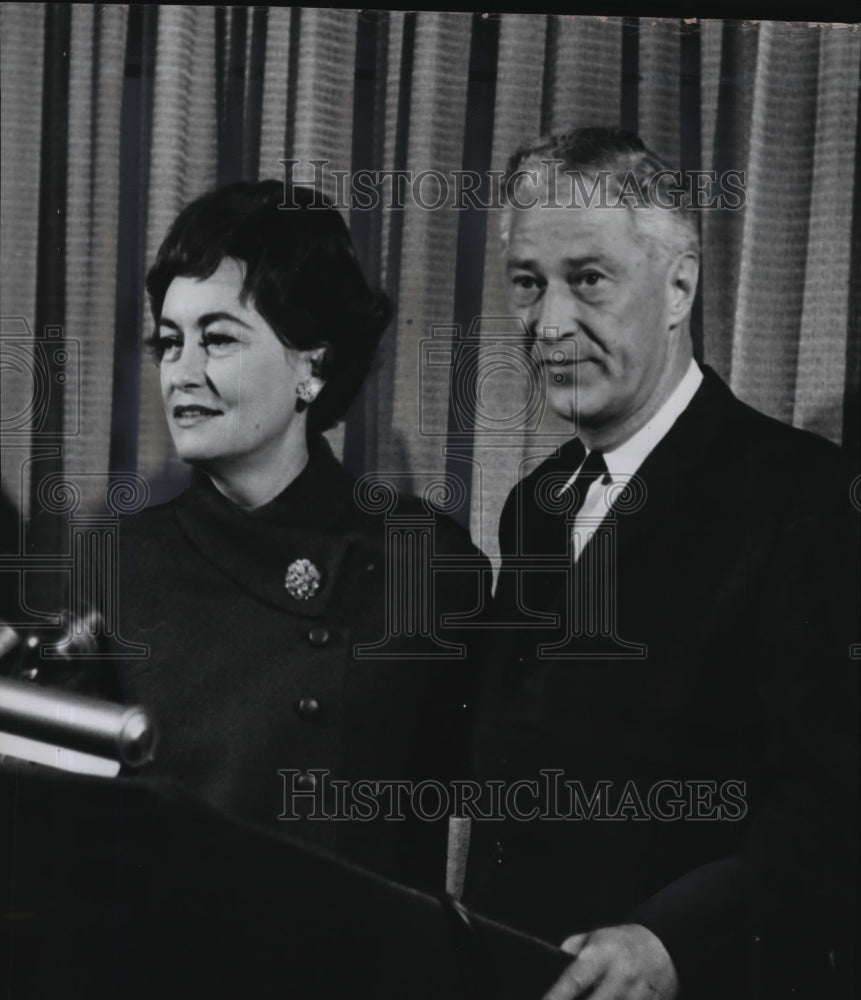 1964 Press Photo Mr. and Mrs. Warren Knowles at a press conference in Wisconsin-Historic Images