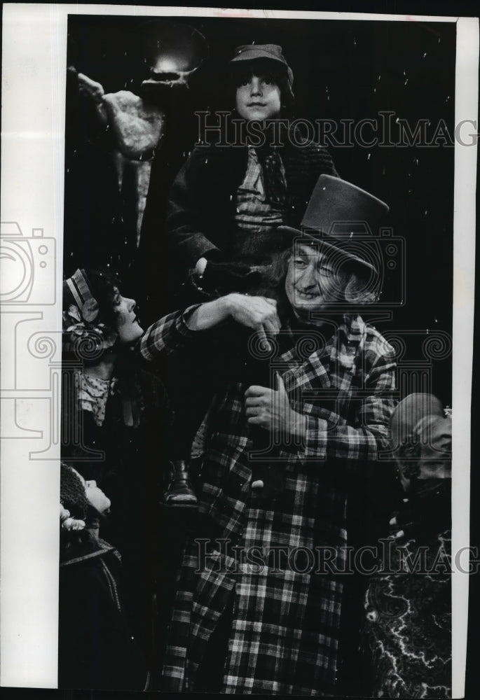 1978 Press Photo Matthew Knuth as Tiny Tim sits on Henry Strozier&#39;s shoulder-Historic Images