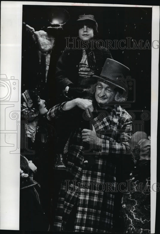 1978 Press Photo Matthew Knuth as Tiny Tim sits on Henry Strozier's shoulder-Historic Images