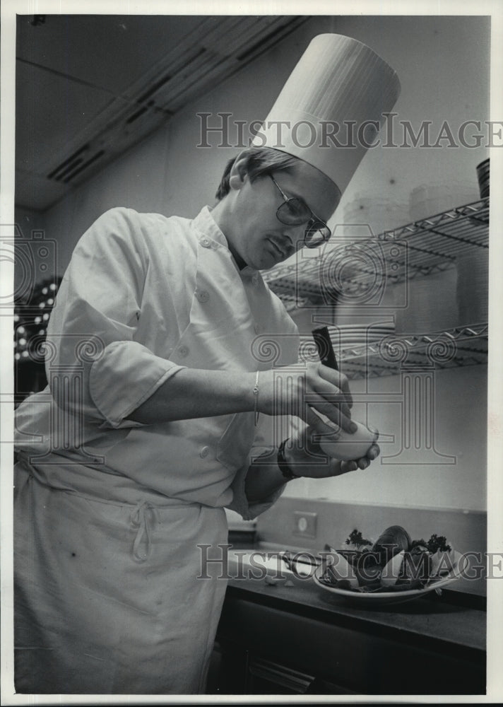 1984 Press Photo Karl Kruelter, Milwaukee, Wisconsin chef at The Anchorage-Historic Images