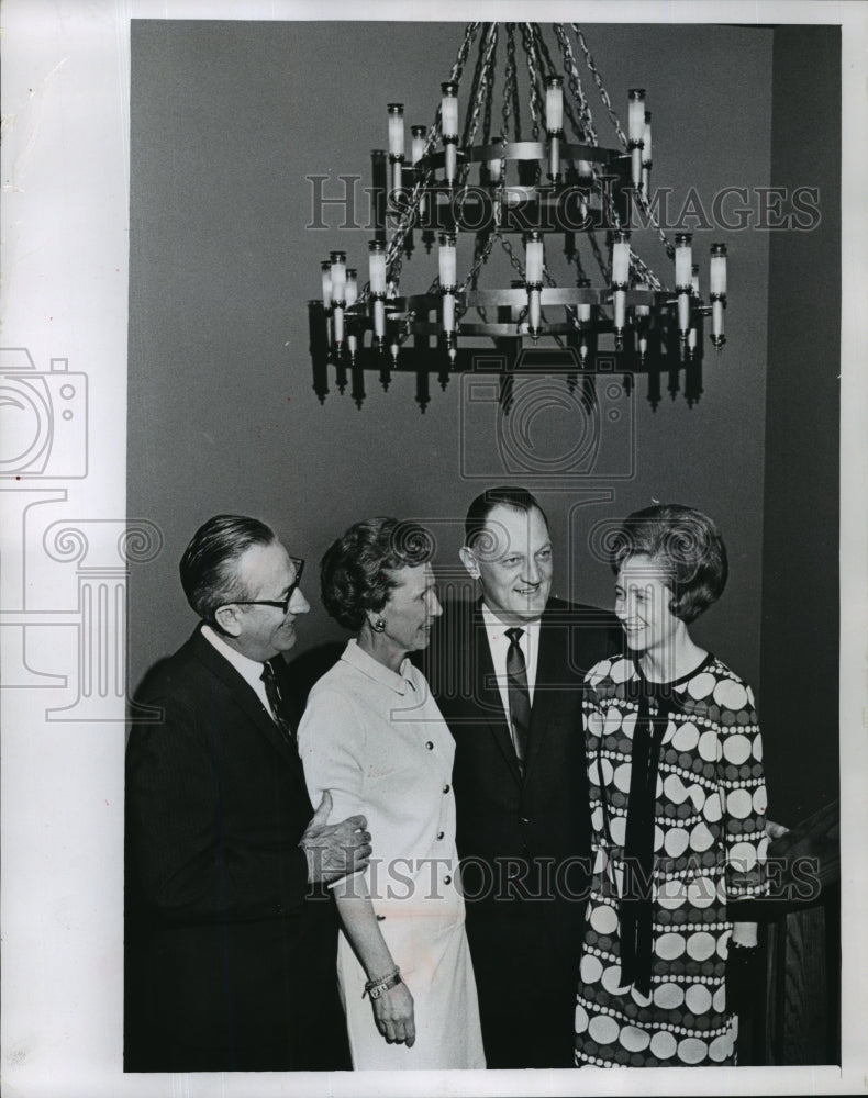 1968 Press Photo Nick Tomaro and Lawrence Krueger with their wives - mja34913-Historic Images