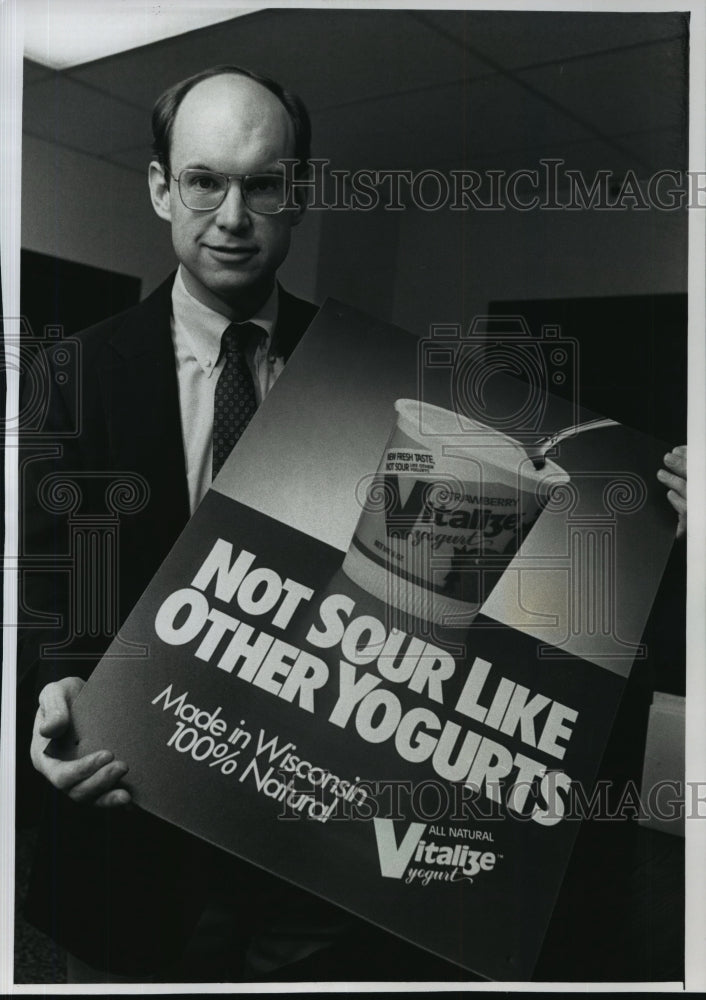 1988 Press Photo Jerry Krachenfels with Vitalize Yogurt in Wisconsin - mja34934-Historic Images
